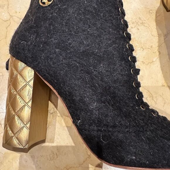 Chanel gray boots with gold embellished heel. Size 41 - Picture 4 of 17